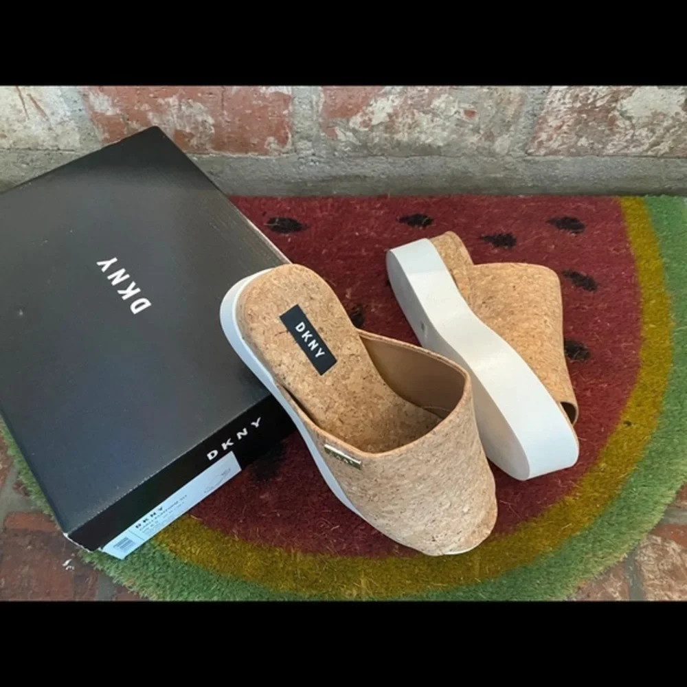 DKNY, new in box! Carli- platform slides👡👡